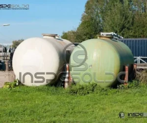 Tanques de armazenamento industrial ao ar livre.