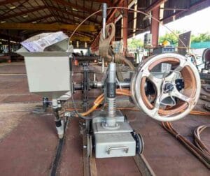 Equipamentos industriais organizados em uma planta fabril para controle de processos.