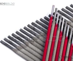  Vários eletrodos de solda organizados em linha, com destaque para a conformidade com normas e regulamentações.