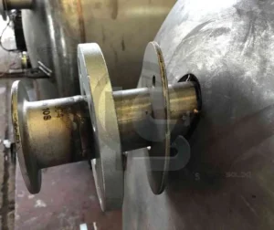 Laudo de Inspeção NR13 22 Equipamento industrial com sinais de desgaste, destacando a importância da manutenção preventiva para evitar acidentes.