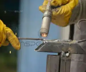 Processo de soldagem oxigás sendo aplicado na construção civil.