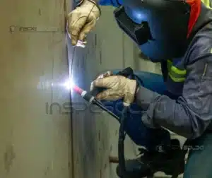 Soldador realizando corte e preparação de materiais com solda oxigás.