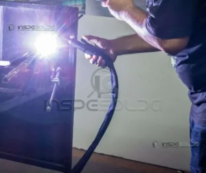 Processo de soldagem TIG utilizando eletrodo de tungstênio.