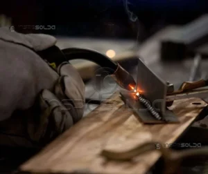 Processo de soldagem em materiais metálicos.