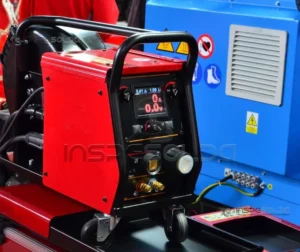 Máquina de soldagem em um ambiente industrial.