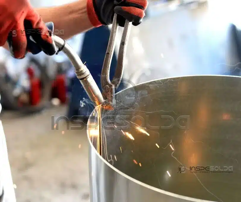 Soldagem oxigás sendo aplicada em chapas metálicas na caldeiraria industrial