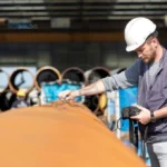Soldagem Por Ultrassom 34 Profissional realizando inspeção em peça industrial utilizando equipamento de ultrassom.