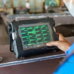 Soldagem Por Ultrassom 31 Tela de equipamento exibindo análise de soldagem por ultrassom em inspeção técnica.