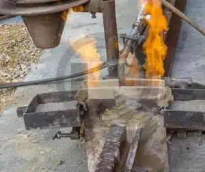 Processo de soldagem aluminotérmica (termite) com ocorrência exotérmica visível.