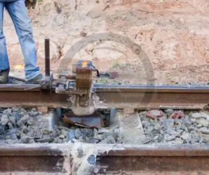Processo de resfriamento e remoção do molde após soldagem thermite em trilhos.