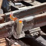 Processo de soldagem thermite sendo aplicado em trilhos ferroviários.