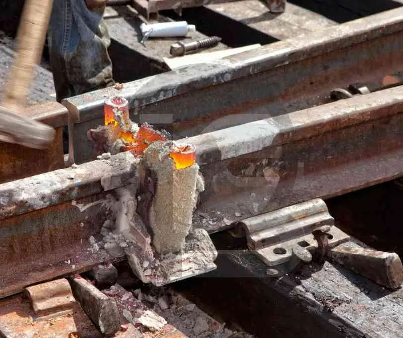 Processo de soldagem thermite sendo aplicado em trilhos ferroviários.