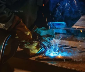 Soldador em ação demonstrando técnica com segurança na Inspesolda.