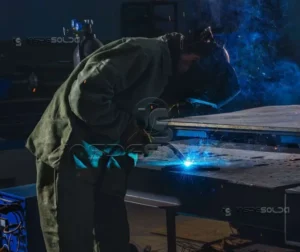 Técnico da Inspesolda realiza solda por brasagem em ambiente industrial controlado.
