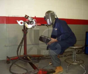 Técnico operando manipulação orbital automatizada