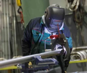 Profissional realiza soldagem orbital em importação industrial