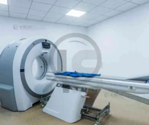 Equipamento de ressonância magnética em ambiente hospitalar - Inspesolda.