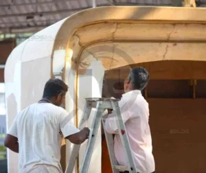 Profissionais trabalham com uma aplicação de revestimento protetor em uma estrutura metálica.
