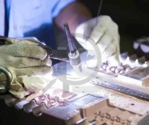 Soldador realizando procedimento de soldagem eficiente, reduzindo custos e consumo de energia.