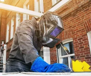Soldador realizando trabalho em diversas posições para garantir qualidade na soldagem.
