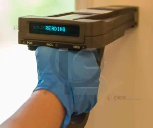 Medição da espessura da camada de tinta com equipamento especializado.