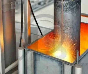 Processo de eletroscoria em ação, mostrando o arco elétrico gerando calor para fundir o metal.