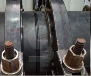 Tubos soldados por eletrofusão, evidenciando o processo de junção térmica.