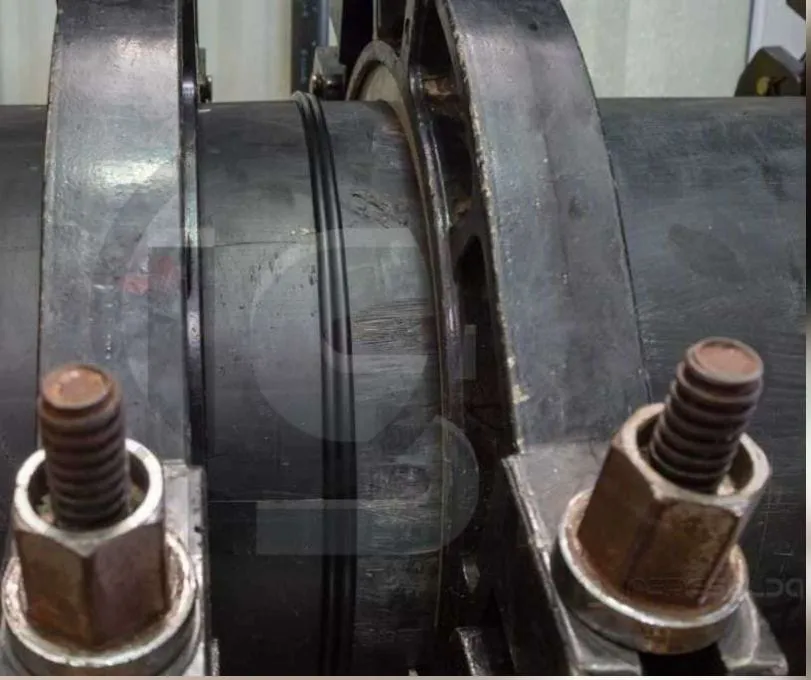 Eletrofusão 7 Tubos soldados por eletrofusão, evidenciando o processo de junção térmica.