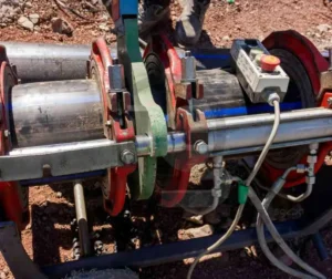 Equipamento para soldagem de polímeros, demonstrando um processo industrial de fusão de materiais plásticos.