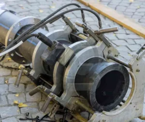Equipamento especializado para a soldagem de polímeros, mostrando uma visão geral de um processo industrial.