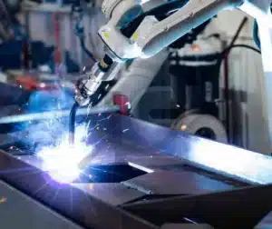 Qualificação de Soldadores/Operadores de Solda 30 Braço robótico execução automatizada em processo industrial.
