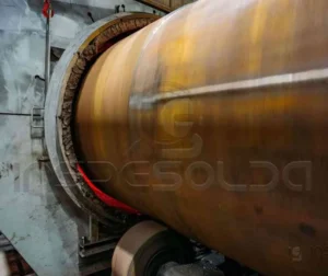 Processo de soldagem por resistência aplicada a polímeros, destacando a fusão do material.