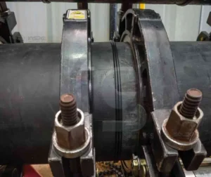 Equipamento utilizado para soldagem por ultrassom em polímeros, demonstrando a união de peças plásticas.