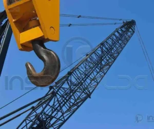 Inspeção Em Gancho De Moitão De Guindaste 36 Equipamento de inspeção industrial sendo utilizado para análise de estruturas metálicas.