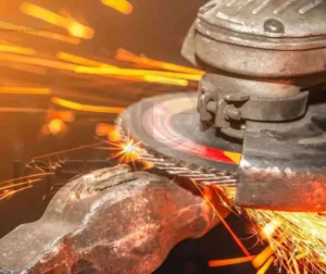 Qualificação de Soldadores/Operadores de Solda 28 Processo industrial com faíscas descendente usinagem ou soldagem de metal.