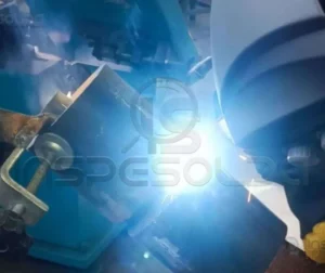 Posições de Soldagem 4 Soldador realizando soldagem em posição plana com arco elétrico e alta luminosidade.