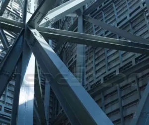 Estrutura metálica vista de baixo para cima, destacando detalhes da construção industrial.
