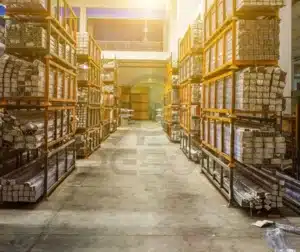 Armazém industrial com prateleiras organizadas para materiais compostos.