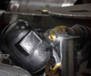 Posições de Soldagem 14 Soldagem avançada sendo aplicada em componente metálico, utilizando técnicas para garantir qualidade e resistência.