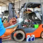 Líquido Penetrante Em Empilhadeiras 32 Inspeção com líquido penetrante sendo realizada em estrutura de empilhadeira.