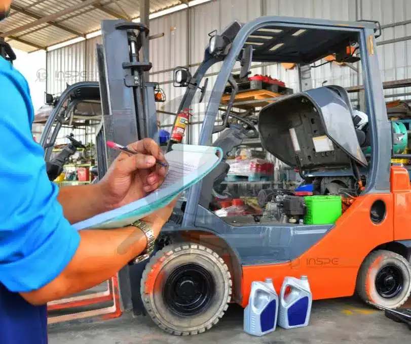 Líquido Penetrante Em Empilhadeiras 10 Inspeção com líquido penetrante sendo realizada em estrutura de empilhadeira.