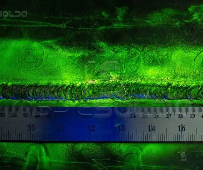 Inspeção Visual de Solda 21 Inspeção de solda sob luz ultravioleta revelando descontinuidades no material.