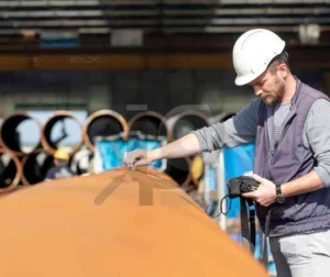 Técnico da Inspesolda operando tubulações para detecção de fissuras.