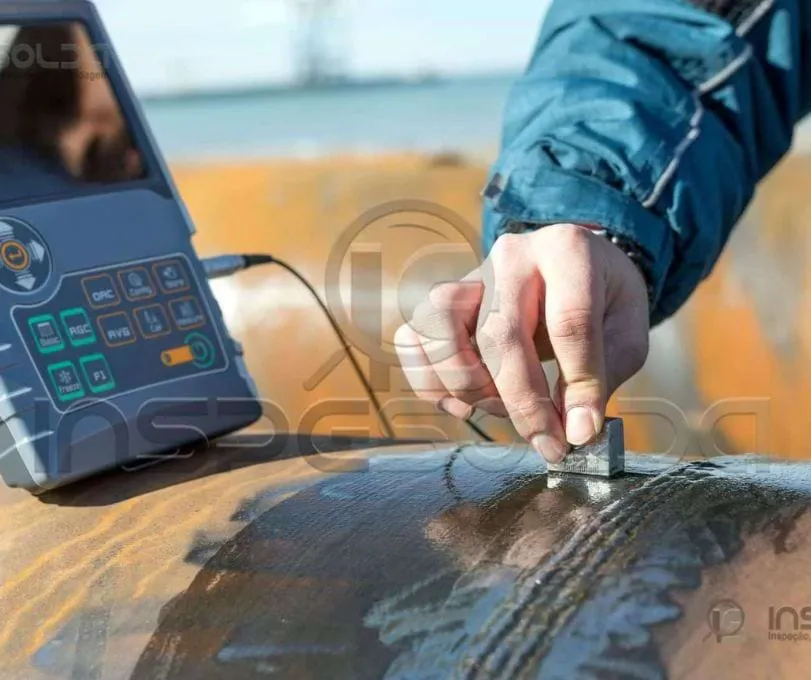 Técnico realizando o teste de ultrassom para análise de componentes.