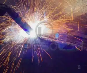 Processo de fusão MIG com faíscas e brilho intenso, demonstrando fusão do metal.