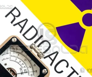 Radiografia Industrial 24 Medidor de radiação com sinal de perigo radioativo ao fundo.