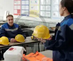 Instrutor orientando trabalhadores sobre segurança, destacando a importância do treinamento para prevenir acidentes e melhorar a qualidade do trabalho.