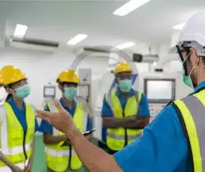 Treinamento Técnico Para Melhorar Qualidade Da Soldagem 5 Teclado com ícone de atualização, simbolizando a importância da atualização técnica.