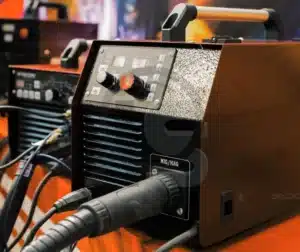 Imagem de um equipamento de soldagem sendo ajustado para otimização do processo.