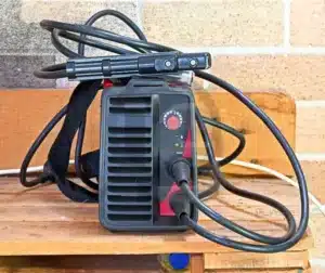 Treinamento de Soldagem 8 Máquina de solda com cabos e acessórios para processos de produção.
